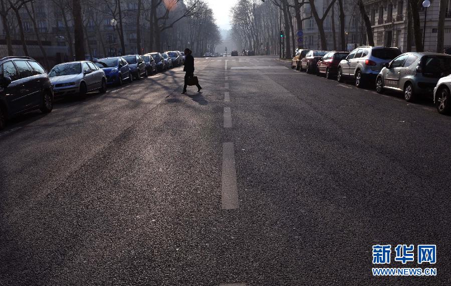  3月14日，法国巴黎市中心一条街道的汽车在早高峰时段行驶量明显减少。新华社记者陈晓伟摄 