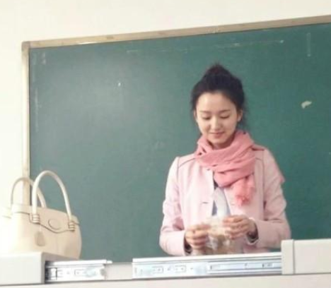 四川一大学女老师被称美得“惨绝人寰”走红(图)