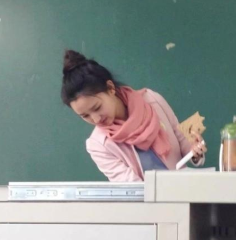 四川一大学女老师被称美得“惨绝人寰”走红(图)