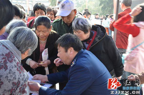 张家界市开展多种形式宣传3.15国际消费者权益日