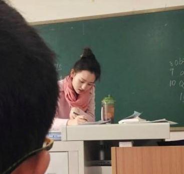 四川一大学女老师走红 网友:美得惨绝人寰(组