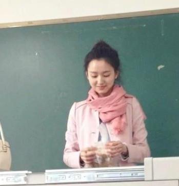 四川一大学女老师走红 网友:美得惨绝人寰(组
