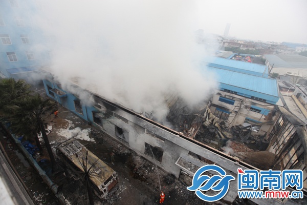 浓烟四起，仓库已经烧得面目全非，旁边一客车被殃及src=