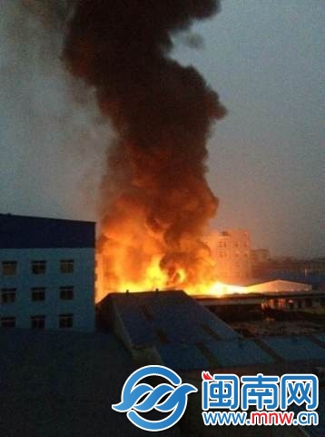 昨日5点多，仓库火光四起，乌烟直冒（市民供图）