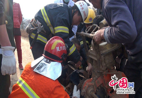 村民操作不慎犁刀穿臀而过 消防“虎口”救人(图)