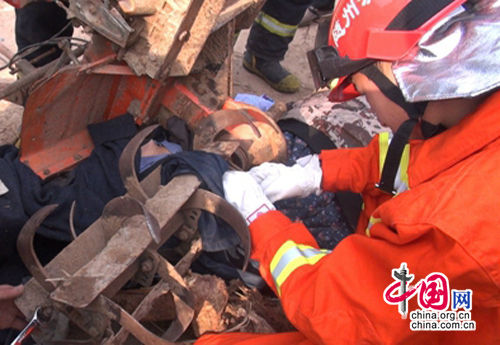 村民操作不慎犁刀穿臀而过 消防“虎口”救人(图)