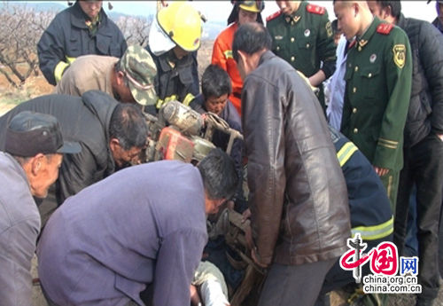 村民操作不慎犁刀穿臀而过 消防“虎口”救人(图)