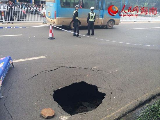 市民爆料海口市路面出现大坑