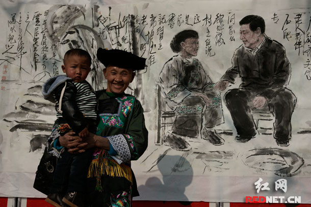 这就是画中人！石爬专老人成了明星，参观的村民看到这些作品时都拉着她合影。