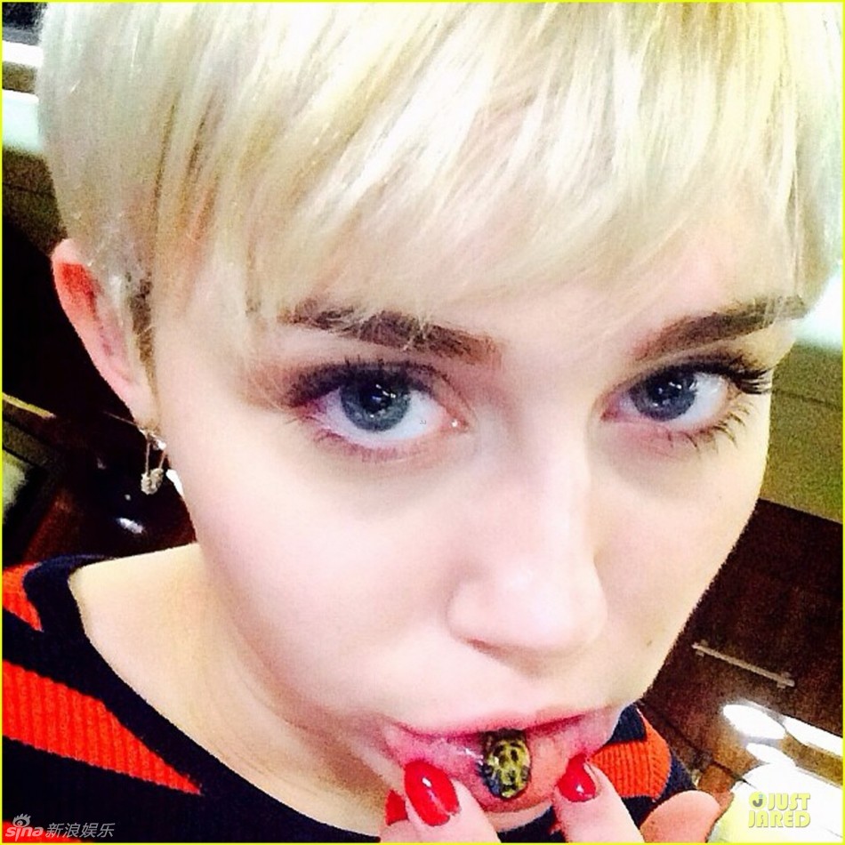 出位麦莉嘴内刺纹身 翻唇秀猫脸(组图)