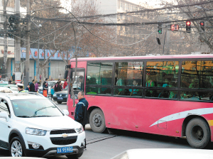 　　一个多小时，除了短暂的休息，郭师傅一直在车流中举着木棍　　图片由市民孙先生提供