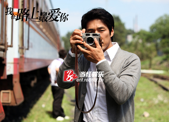 《我在路上最爱你》池珍熙手举相机拍照