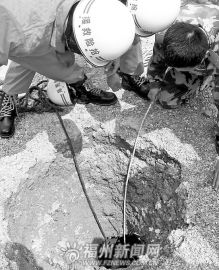福清5岁男童坠入窄桩井消防员入井10分钟救出