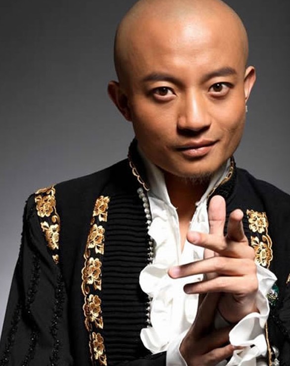 曝某光头选秀歌手涉吸毒事件被警方带走