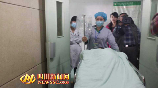 汶川“地震女孩”今日成都剖腹产已被送入手术室