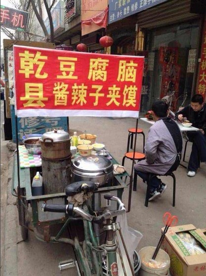 男子吃早餐落下五十多万元钻石好心摊主悉数归还