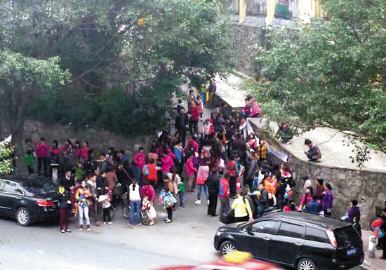 教职工和家长聚集在幼儿园门前