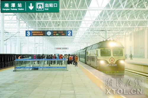 新增的T8321/2次特快列车将于3月19日起开行 。这是长沙―韶山的5365次普通列车停靠湘潭火车站的场景。(资料图片)