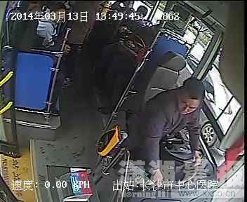 公交司机扶老人上车