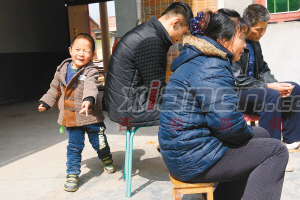 一家人中丈夫和儿子得了重病，只有小孙子“少儿不知愁滋味”