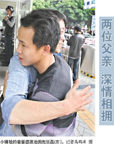 一岁半女童车站抽搐晕厥 小伙把食指塞其口被咬肿