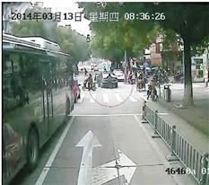 浙江一宝马车路边抛锚 公交车司机带乘客帮忙推车