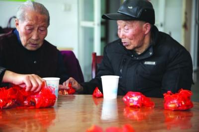 82岁新郎96岁新娘相恋20年后领证 敬老院里办婚宴