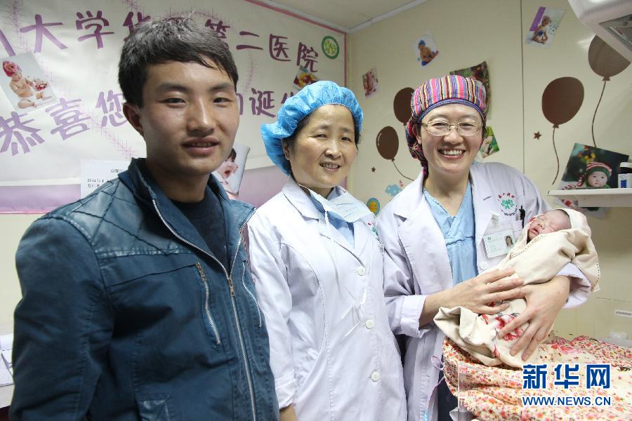 3月18日，魏玲的丈夫吕登春（右）和魏玲的母亲在看望刚出生的孩子。
