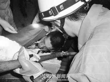 男子骑摩托夜行摔倒14毫米直径钢筋插入头部（图）