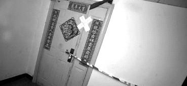 发生凶案的房间大门被警方拉起了警戒线。记者李进红摄