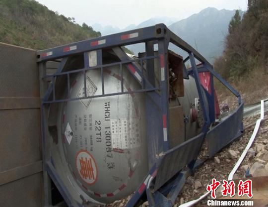 发生事故侧翻的槽车。　钟欣　摄