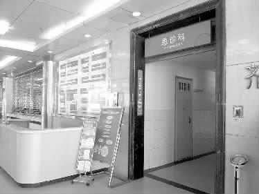 王伟忠称母亲住院，高进自己没钱了，只好借了大学好友1万元，赶到医院交给他。