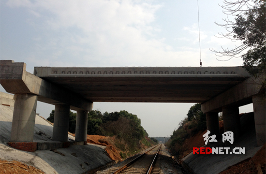长沙市望城区城湘大道跨铁立交桥完成主体施工。