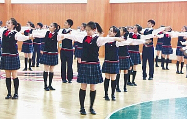 　　随着中小学体育教师校园集体舞培训的结束，全市中小学校园集体舞的推广开始了。本学期，所有中小学自行学习这套崭新的集体舞。新的集体舞中，让青少年们尴尬的牵手动作基本没有了，游戏的动作增多。高中组保留了华尔兹，还新增了一套现代舞，动作包含青少年喜爱的街舞元素。.jpg
