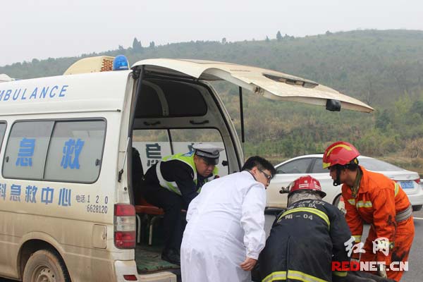 (伤者被送上救护车)