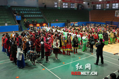 八支代表队齐聚湘乡市体育馆。