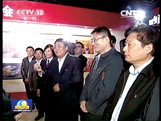 中牟县委书记路红卫(左四)告诉习总书记:“我们是来学习的。”