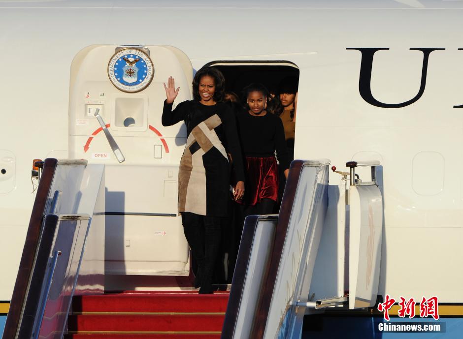 3月20日，美国总统奥巴马的夫人米歇尔·奥巴马乘专机抵达北京，开始对中国的访问。同机抵达的还有米歇尔的母亲玛丽安·罗宾逊和两个女儿玛利亚和萨沙。侯宇 摄