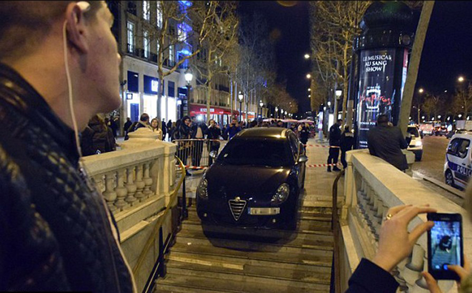 法国巴黎一司机误把进站口当停车场将豪车开进了香榭丽舍地铁站（网页截图）