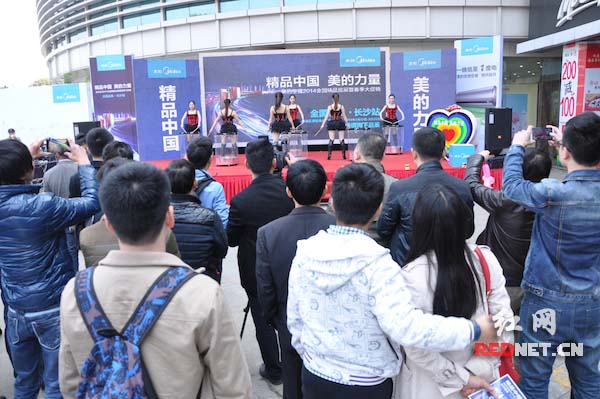 2014美的空调精品巡展长沙站拉开帷幕吸引了不少市民驻足