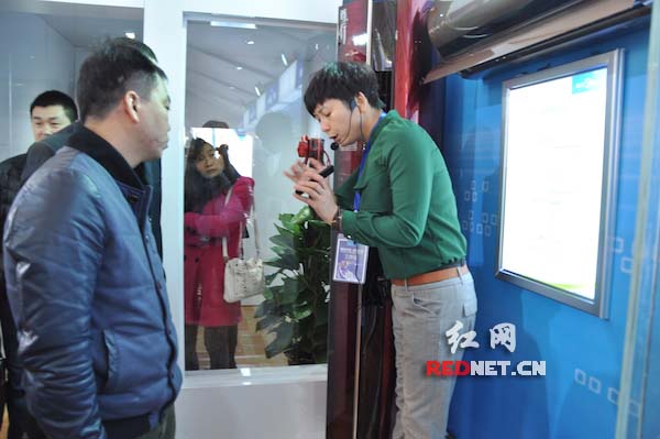 美的工作人员正在向大家展示美的空调“物联智控技术”