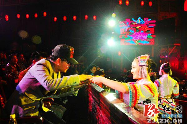 “新四大美男”之一李玉刚陶醉张家界美景  称“山山来迟”（组图）