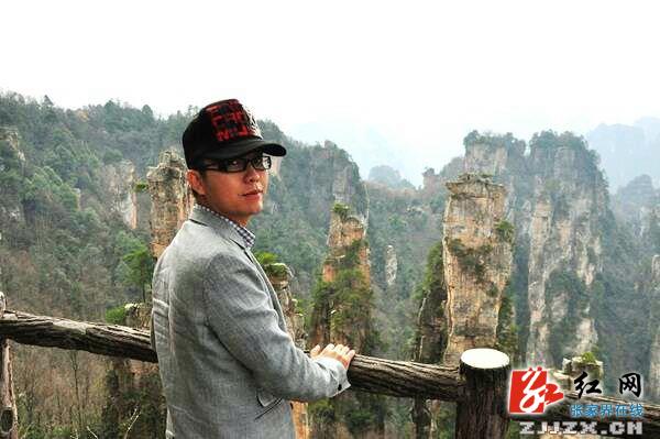 “新四大美男”之一李玉刚陶醉张家界美景  称“山山来迟”（组图）