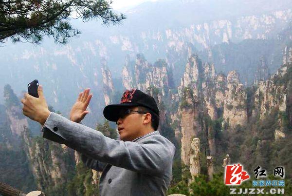 “新四大美男”之一李玉刚陶醉张家界美景  称“山山来迟”（组图）