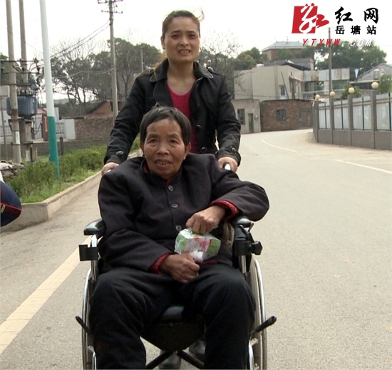 【寻找最美岳塘人特别报道】环卫工曹淑英撞倒老人后精心照顾 借钱付医药费