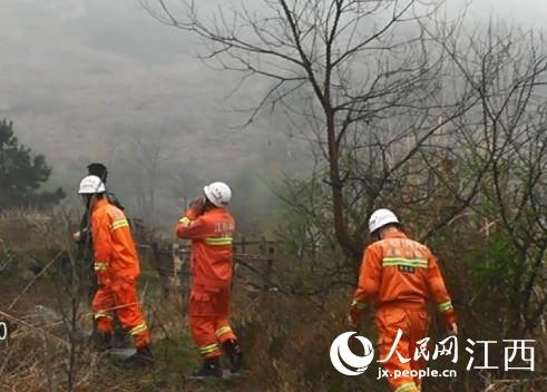 消防官兵进山搜救src=