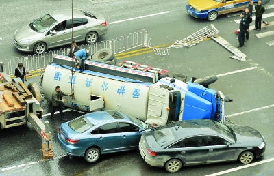 长沙洒水车侧翻压住过路小车