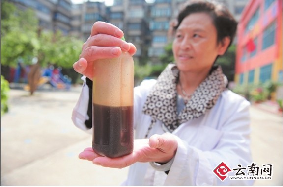 保健医师告诉记者给孩子喉咙喷的就是稀释过的醋 记者 周明佳 摄