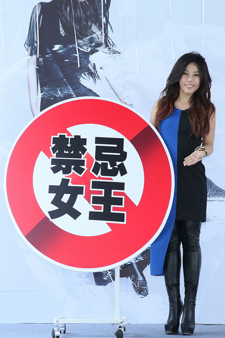 华纳音乐送“禁忌女王”匾额给李佳薇