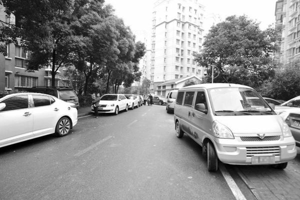 图为：如今，江城小区普遍出现的停车难题，让广大市民头疼 （记者宋双庆摄）